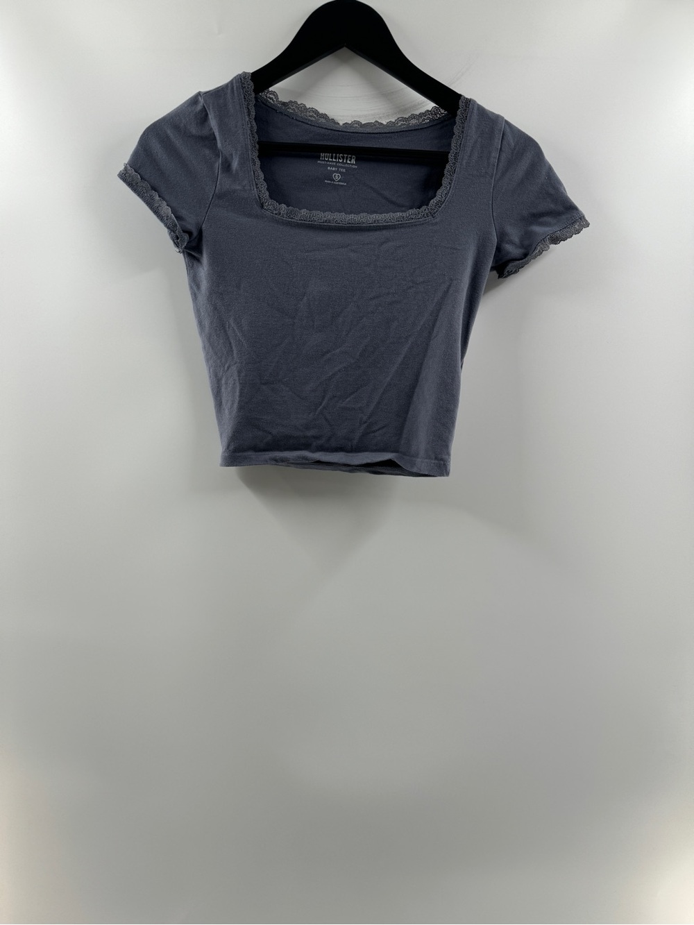 Hollister Must-Have Collection Blue Lace Trim Baby Tee – Women's Small